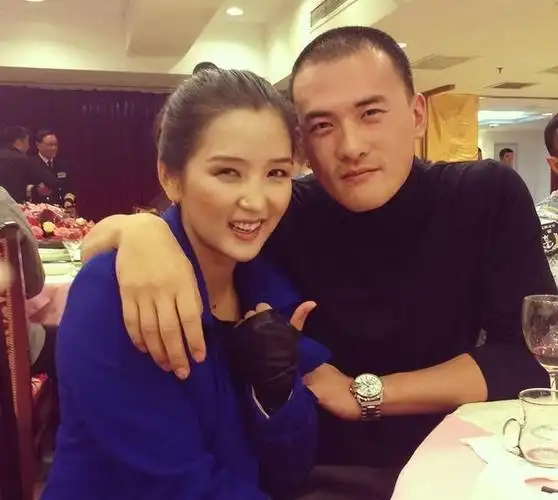 分手14年,释小龙身价过亿,何洁嫁"窝囊"老公,瘦70斤赚钱养家