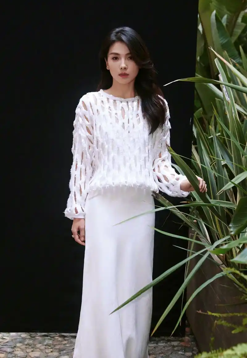 刘涛白色长裙优雅时尚写真