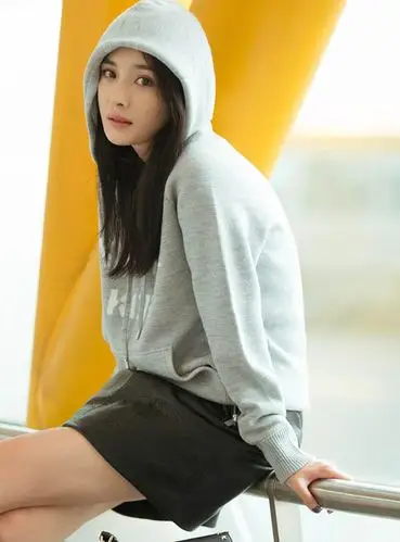 杨幂最新消息照片曝光 衣着时尚前往纽约参加时装周