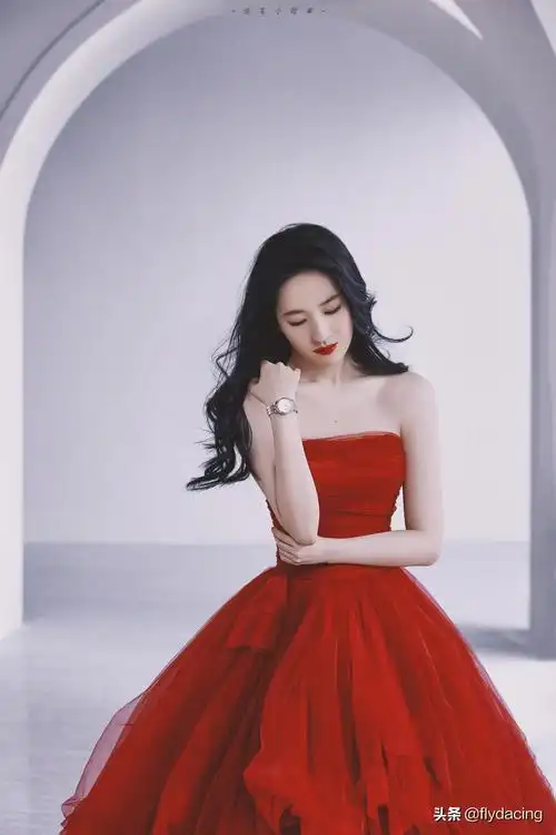 刘亦菲抹胸红裙风情万种