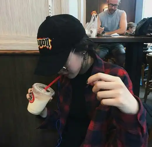 有什么黑白色的女生头像,最好是带鸭舌帽遮住眼睛的