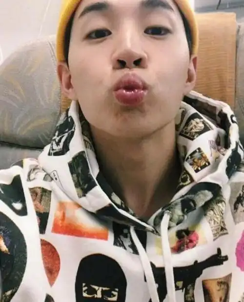 男星嘟嘴卖萌刘宪华的香肠嘴实力抢镜他却要亲到镜头了