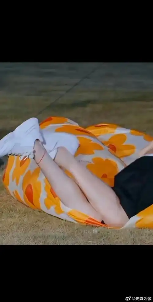 魏大勋的脚踝也很仙品还绑了红绳