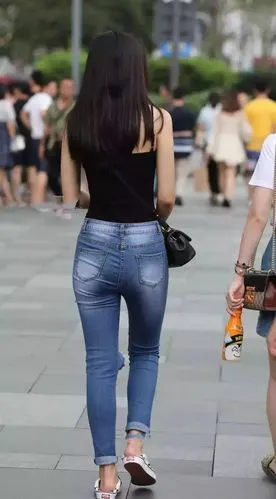 街拍穿牛仔裤的小姐姐腿型真漂亮就好这款