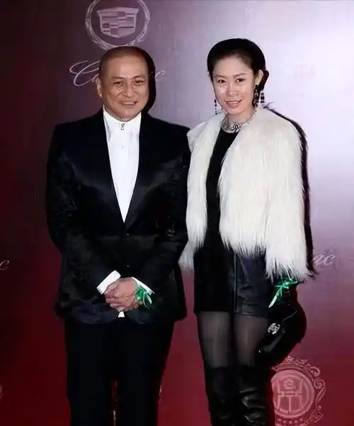 汤镇业夫妇罕见露面,小25岁娇妻长相一般但身材好,穿貂皮很贵妇_邹