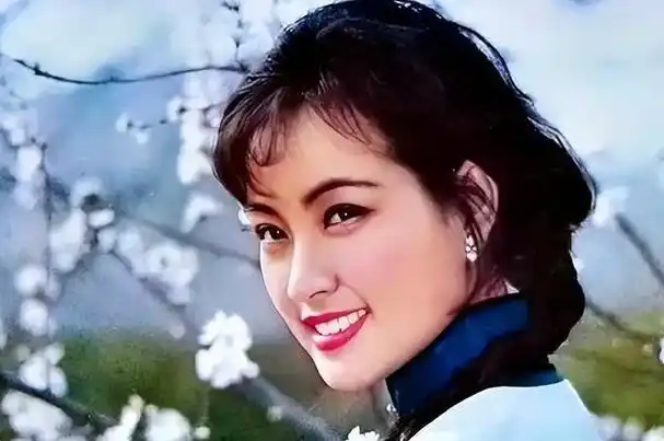 演员,她的名字不仅代表着出色的演技,还象征着年轻时的无与伦比的美丽