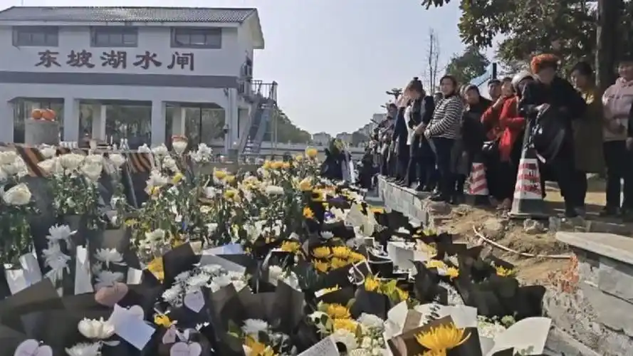 19岁跳水救人英雄李政遗体告别仪式举行八旬奶奶泪别孙子