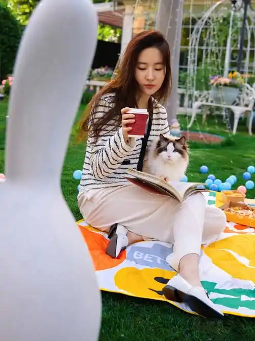 刘亦菲春游穿着打扮