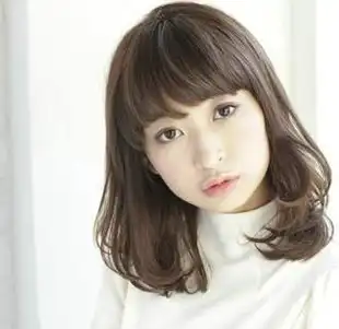 三七分的刘海总是带着十足的修颜效果,搭配着那梨花头的造型,修颜甜美