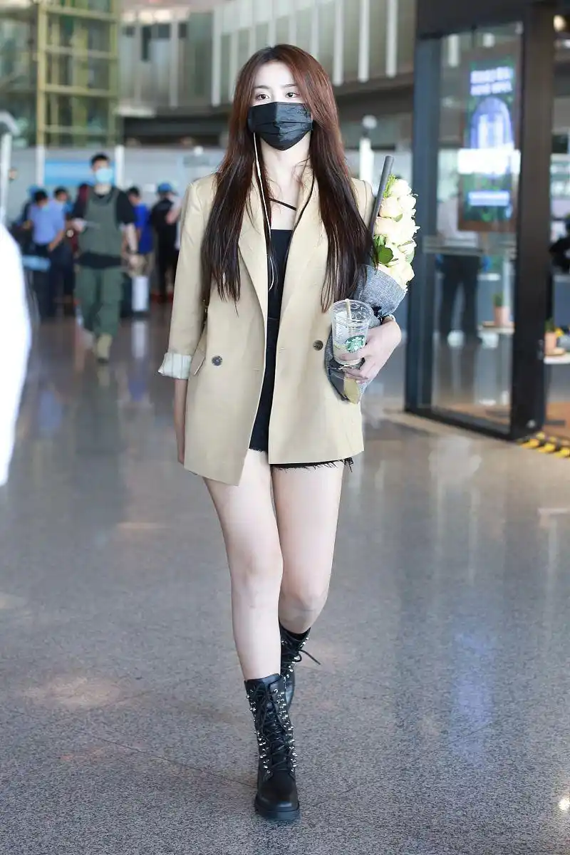 金子涵街拍:驼色卷袖西装铆钉皮靴 下衣失踪秀美腿