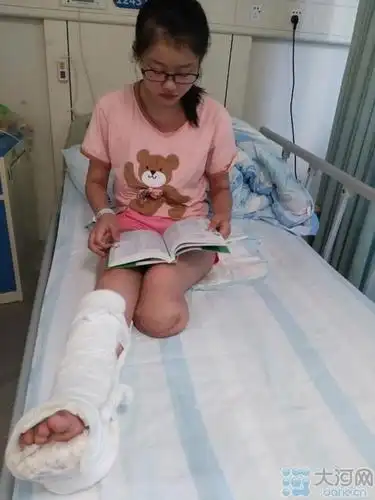 先天性脊髓脊膜膨出 18岁少女带尿不湿16年又遭截肢