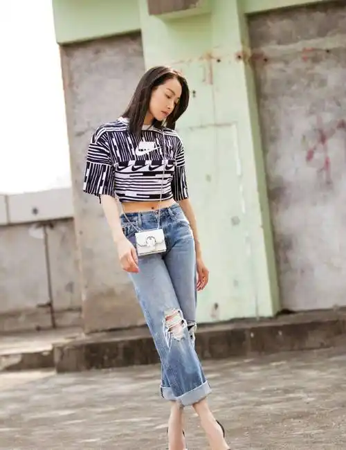 宋茜三登芭莎!素颜照曝光,风格迥异不像一个人,手上的美甲抢镜