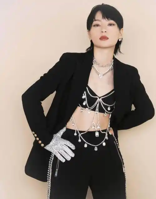 而且展现身材优势越看越优雅高级,但是周笔畅身材曲线并不明显,上围