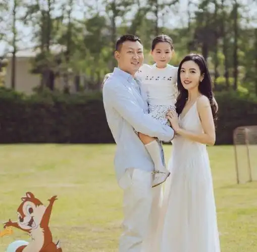 王励勤前女友分手后3年内嫁2富豪如今已生娃37岁容颜依旧