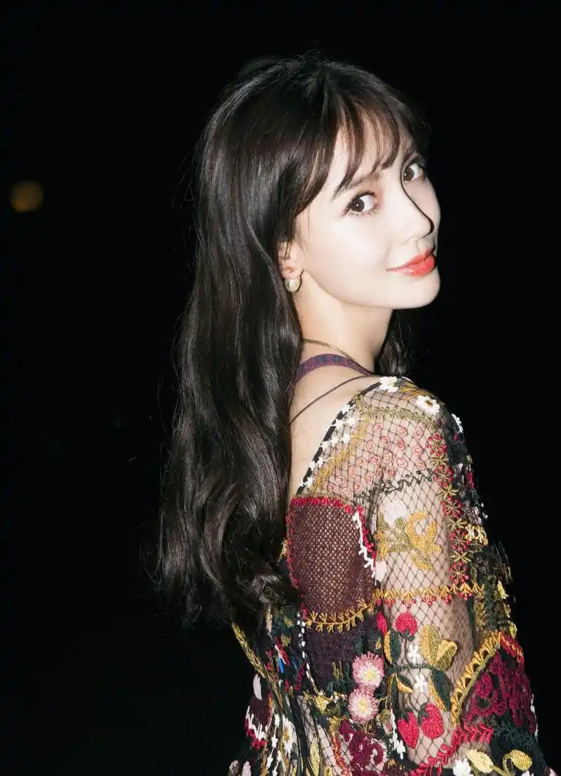 照片中,baby身着彩线编织镂空连衣裙,风格复