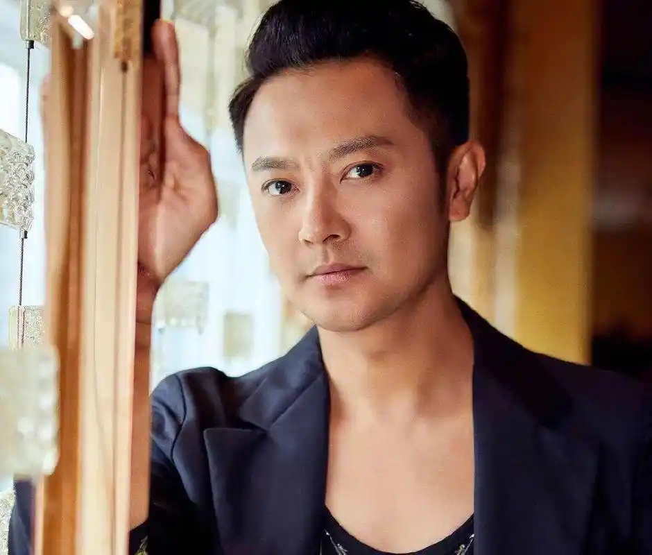 原创被插刀门害了8年的印小天终于靠金鸡奖翻身了