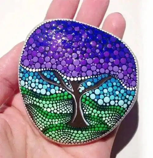 鹅卵石上的迷人彩绘