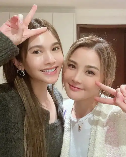 杨丞琳晒与蔡卓妍合照 两人嘟嘴比耶姐妹情深感情好_影视资讯网明星