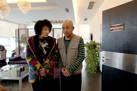 周晓鸥饰演的赵贵生(右)与剧中的妻子