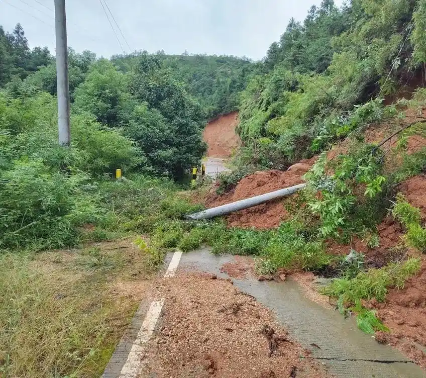 农村老家山体滑坡 #大雨过后 #洪水过后 - 抖音