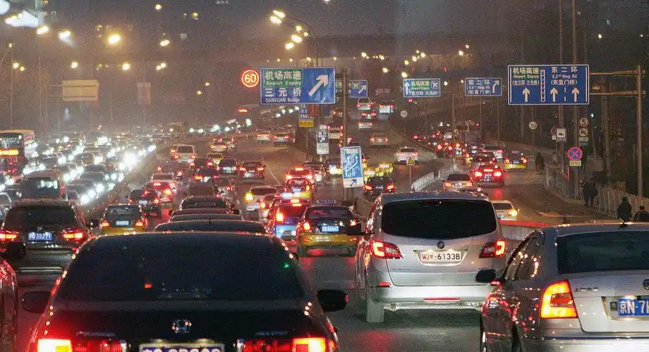 新年北京首个晚高峰:堵车堵出银河系的规模(组图)