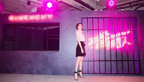 胡冰卿出席时尚活动 演绎甜美酷girl长腿抢镜