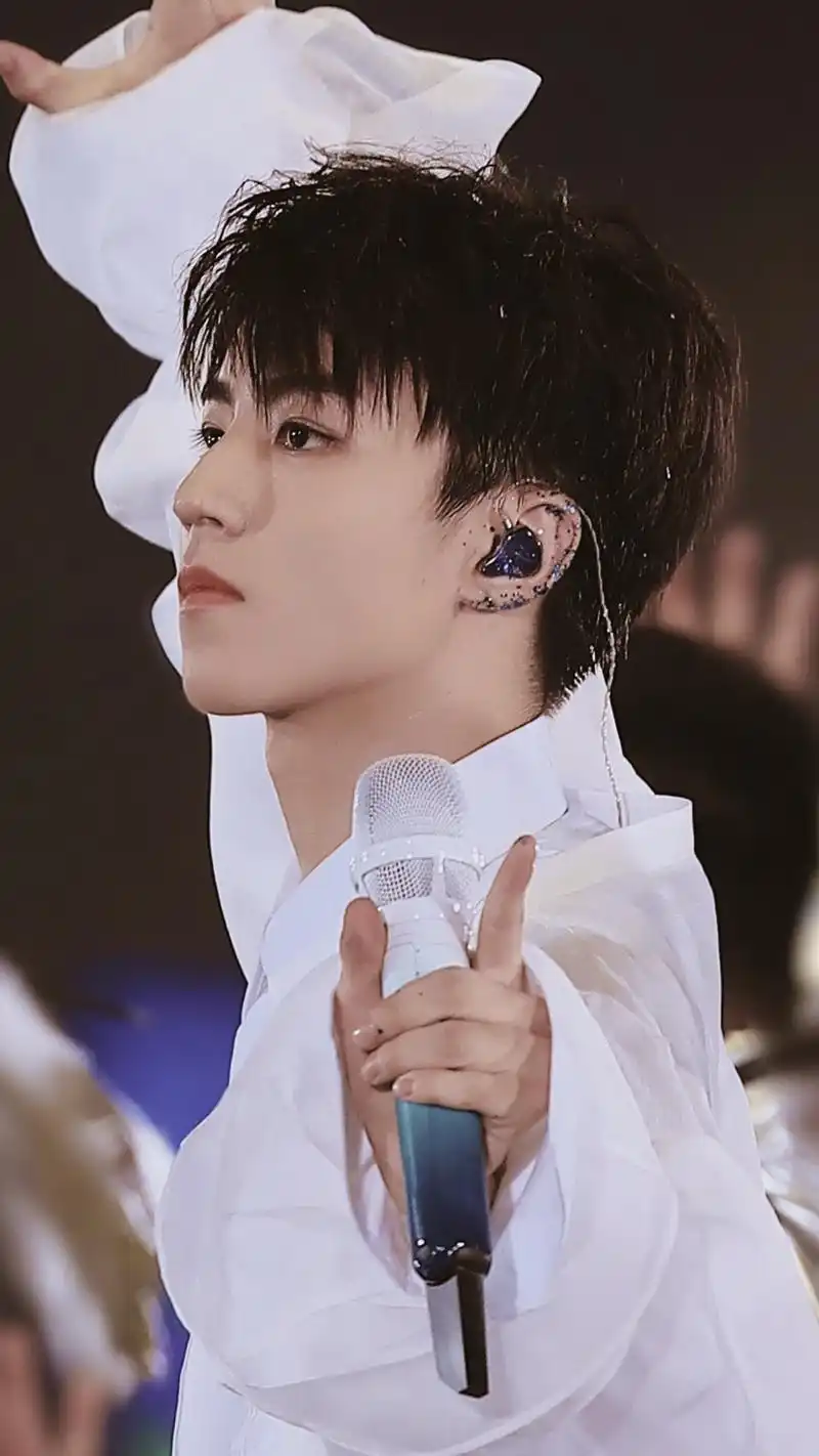 tfboys分享201202王俊凯耳饰图照合集惊艳全场的凯boss