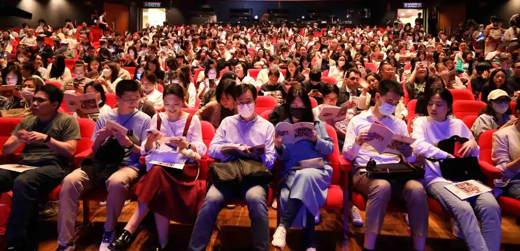 演出现场,当纯正沪语在剧场响起,曾经与上海有着千丝万缕勾连的观众被