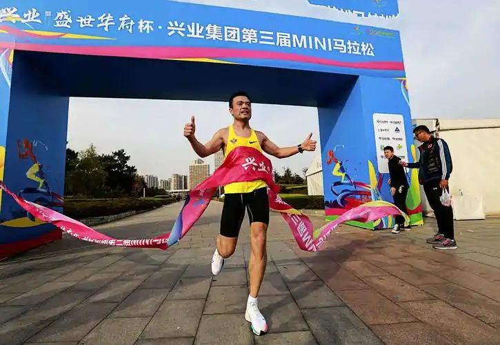 10.31"兴业盛世华府"杯马拉松赛在日照水运基地开跑