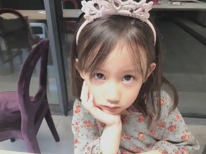 孙莉晒黄少艾近照,偷穿妈妈高跟鞋凹造型,两年前的