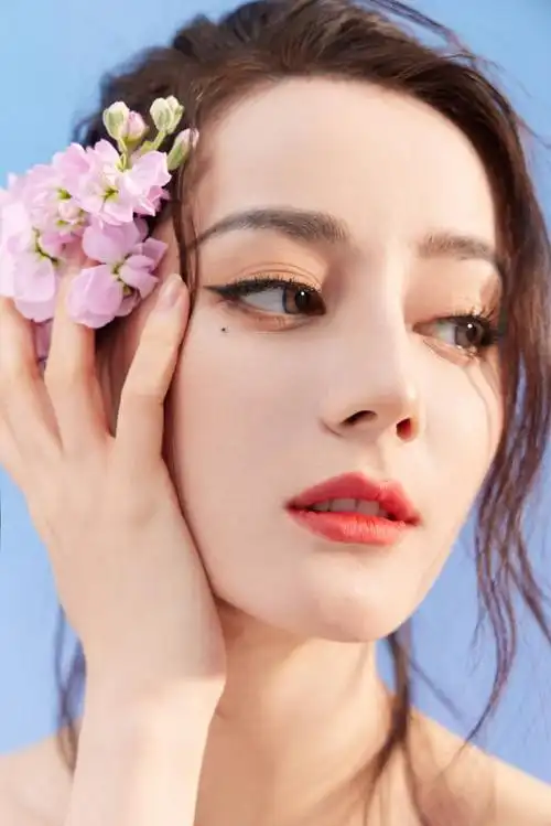 迪丽热巴碎花长裙写真温婉动人宛若花仙子