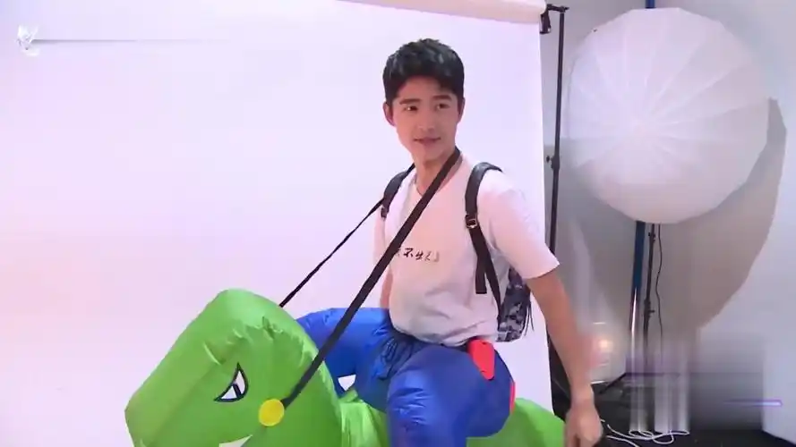 明星大侦探幕后花絮刘昊然身骑恐龙与张若昀互怼白敬亭王鸥美帅回归
