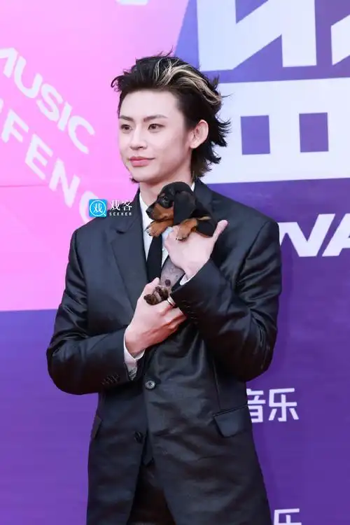 小鬼抱朋克小狗走红毯##小鬼红毯上遛狗#双倍可爱暴击 lilghost在