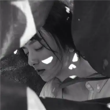 女生黑白伤感头像真人我给你想要的自由