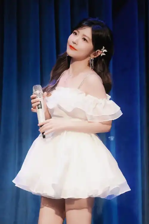 赖美云白色公主裙好漂亮