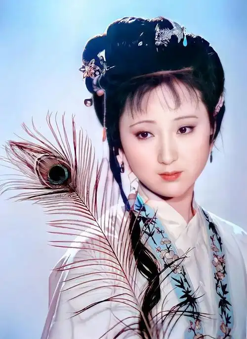 《红楼梦》里林黛玉可算得上一个才女,不仅熟读诗书,那琴棋书画也是样