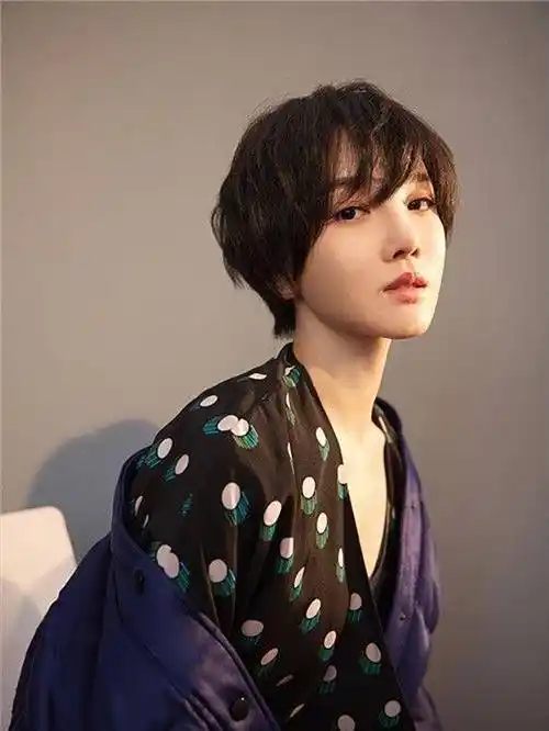 31岁陈小纭公主造型和减龄美妆,穿搭无惧称霸恋爱,酷炫到顶_时尚_短发