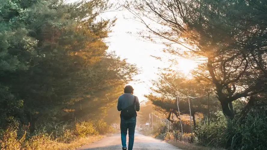 走在伤心的路口