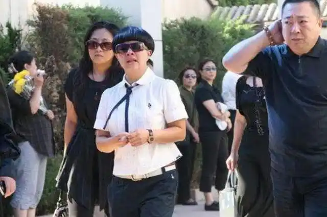 11年前央视主持罗京逝世妻子改嫁富商儿子成人墓地铜像一尘不染