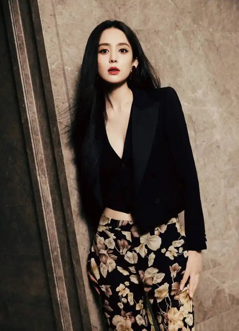 6月3日,娜扎工作室释出古力娜扎的写真大片,她穿着深v西装大秀身材