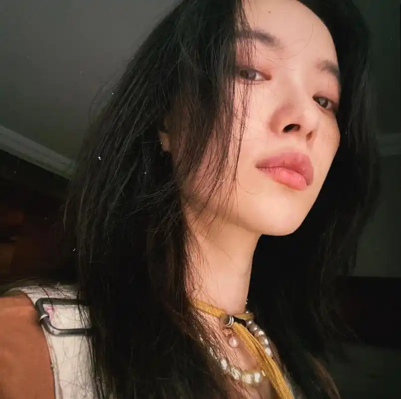 女明星自拍的角度都好刁钻.倪妮.