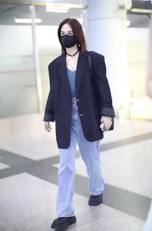 杨丞琳露腰短衫配高腰阔腿牛仔裤外搭廓形西装清爽简约