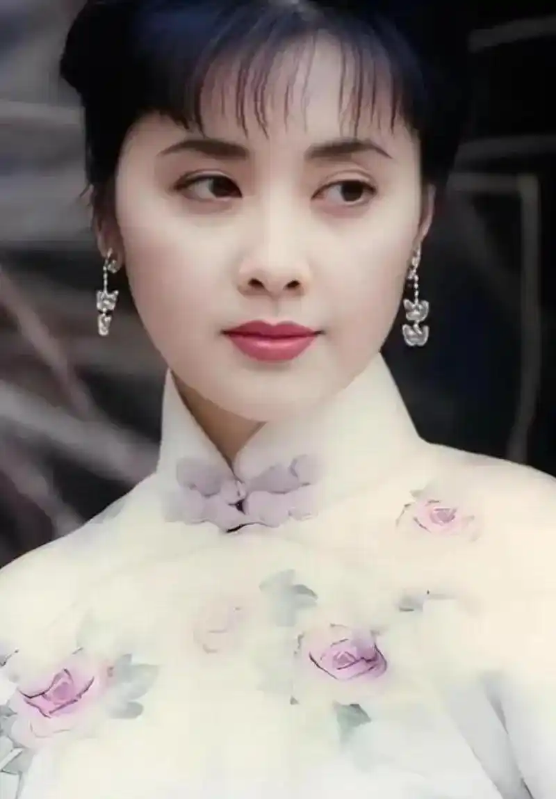 都吹朱琳有多美,看完何晴陈红年轻时的照片,就懂谁是中国第一美