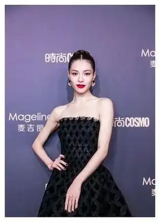 钟楚曦30岁活动现身穿蓝色抹胸裙曲线优美引人注目