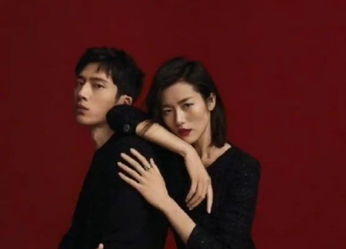 井柏然的女朋友真的好漂亮,这两人好般配呀!真的是俊男美女