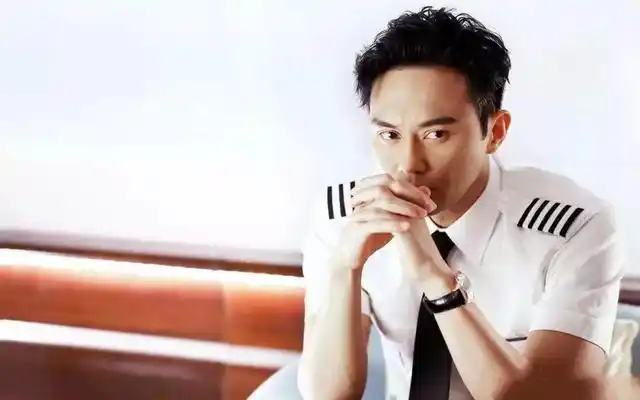 是一个不折不扣的暖男,但鲜为人知的是拥有欧式双眼皮的张智霖其实是