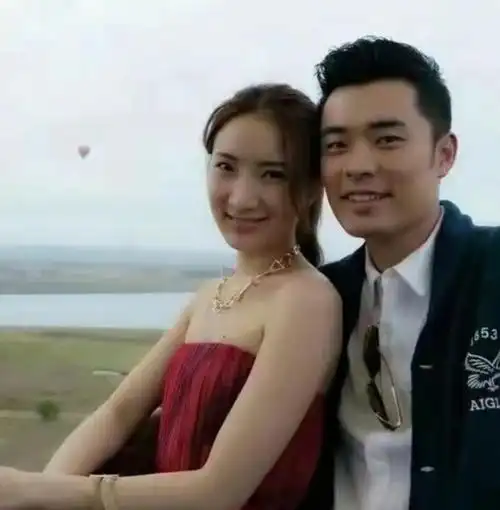 再说回陈赫,他之前被拍到和张子萱同居一室,并且接吻,两个人之后公开