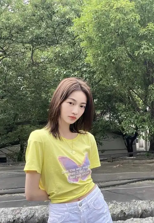 吴谨言短发真是剪对了真空穿裸粉背带裙甜美可爱小女人味十足