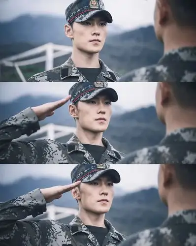 军人出身的杨洋,穿上军装当然是一身正气 @杨洋