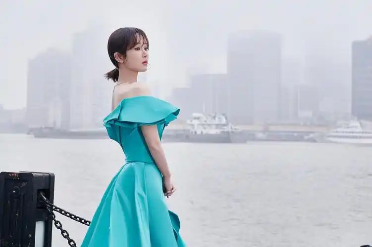331杨紫杨紫一袭冰川绿褶边长裙优雅从容落落大方充满春天的气息不得